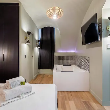 Romantique Balneo Centre Love hotel *
